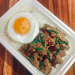 กะเพราเนื้อสันนอก ไข่ดาว