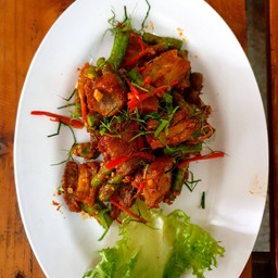 ข้าวหมูกรอบผัดพริกขิง