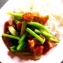 ข้าวคะน้าหมูกรอบ