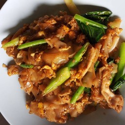 ผัดซีอิ๊วเส้นใหญ่,เส้นหมี่[หมู,ไก่]