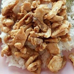 ไก่กระเทียมพริกไทยราดข้าว