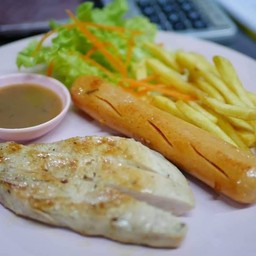 สเต็กไก่พริกไทยดำ+ใส้กรอกหมูลมควัน