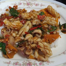 ข้าวกระเพราปลาหมึก