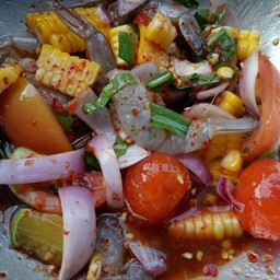 ยำข้าวโพดกุ้งสดไข่แดงเค็ม