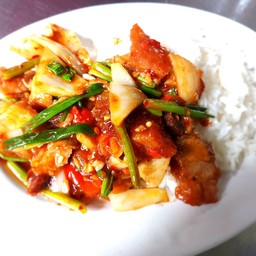 ข้าวพริกเผาหมูกรอบ