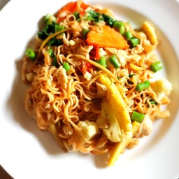 ผัดขี้เมามาม่า[หมู,ไก่]