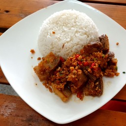 ข้าวหมูกรอบผัดพริกเกลือ