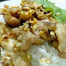 หมูนุ่มกระเทียมพริกไทยราดข้าว