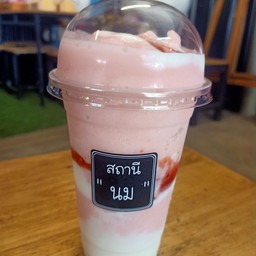สตอเบอรี่ โยเกิร์ต
