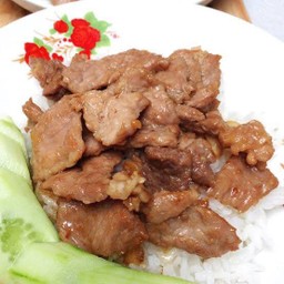 ข้าวกระเทียมพริกไทย หมูชิ้น