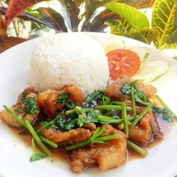 เนื้อปลาสดทอดกรอบผัดกับใบขึ้นซ่าย  หอมน่ากิน