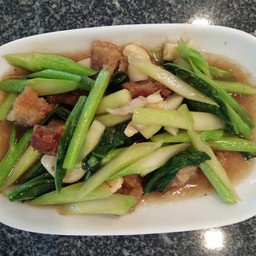 ผัดคะน้าหมูกรอบ