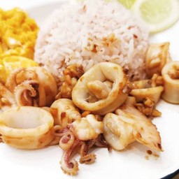 ข้าวกระเทียมพริกไทย ปลาหมึก