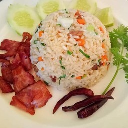 ปลาอินทรีทอดพร้อมเอาข้าวฟอมลงไปผัดในกระทะได้ความหอมอร่อยยื่วนัก