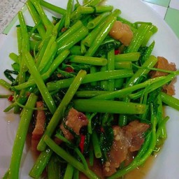 ผัดผักบุ้งหมูกรอบ