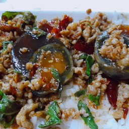 กระเพราะหมูสับไข่เยี่ยวม้าพริกแห้ง