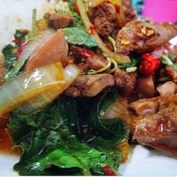 กะเพราเครื่องในไก่ราดข้าว