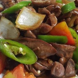 ผัดพริกหยวกเครื่องในไก่ราดข้าว