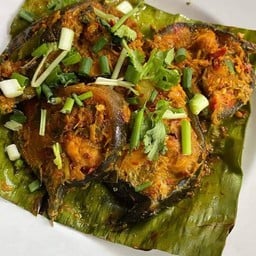 แอ๊บปลาดุก (คลุกสมุนไพรห่อใบตองปิ้ง)