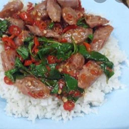 กะเพราแหนมราดข้าว