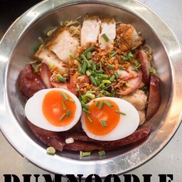 บะหมี่หมูแดงหมูกรอบไข่กุนเชียง