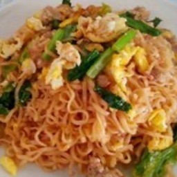 ผัดมาม่าไข่  ใส่หมู