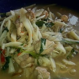 แกงหน่อไม้ส้มใส่จิ้นไก่