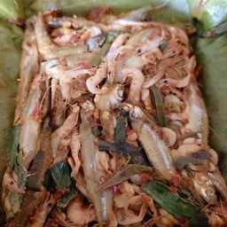 แอ๊บปลาซิว (คลุกสมุนไพรห่อใบตองปิ้ง)