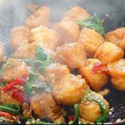 กะเพราเต้าหู้ไข่