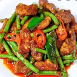 ผัดพริกแกงเนื้อราดข้าว