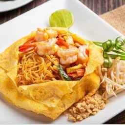 ผัดไทกุ้งห่อไข่