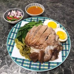 นายเชา ก๋วยเตี๋ยวหลอด ข้าวขาหมูโอวัลติน กระเพรา อาหารตามสั่ง