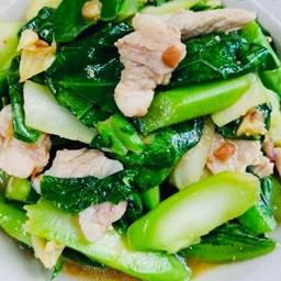 คะน้าหมูชิ้นราดข้าว