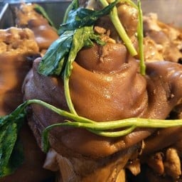 ขาหมู สุขสวัสดิ์