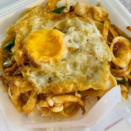 ข้าวราดผัดพริกแกงหน่อไม้ปลาหมึก