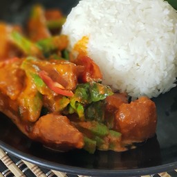 ข้าวพริกแกงไก่กรอบ (คาราเกะ)