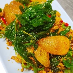 กะเพราไข่เยี่ยวม้า