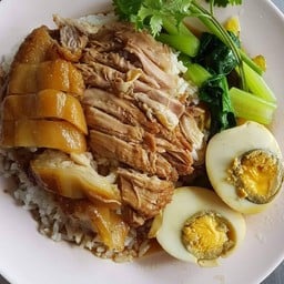ข้าวขาหมูใส่ไข่