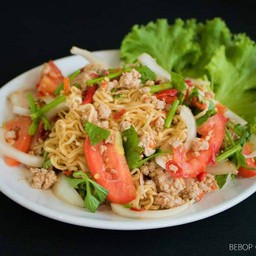 ยำมาม่าหมูสับ