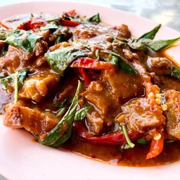 หมูกรอบผัดพริกแกง