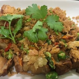 หมูกรอบผัดพริกเกลือ