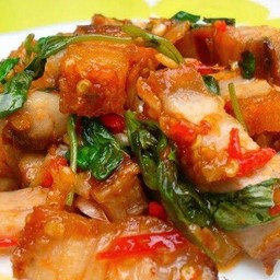 กะเพราหมูกรอบราดข้าว