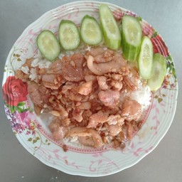 หมูชิ้นทอดกระเทียม ราดข้าว