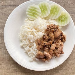 ไก่ทอดกระเทียมราดข้าว