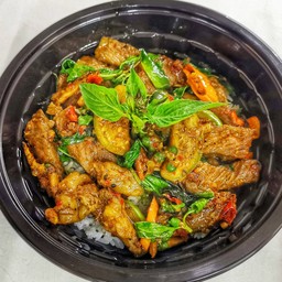 ข้าวผัดฉ่า สเต๊กเนื้อออสซี่ Grass Fed Aussie Steak stir fried with spicy Thai Curry