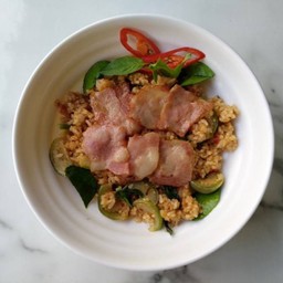 ข้าวผัดพริกแกงเบคอน