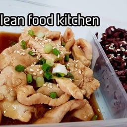 ข้าวไรซ์เบอร์รี่ + อกไก่ผัดซอสเทริยากิ
