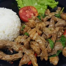 ข้าวกระเพราป่าเนื้อสเต๊กโคขุน