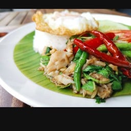 ข้าวกระเพราไก่ไข่ระเบิด