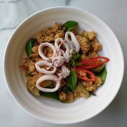 ข้าวผัดพริกแกงปลาหมึก
